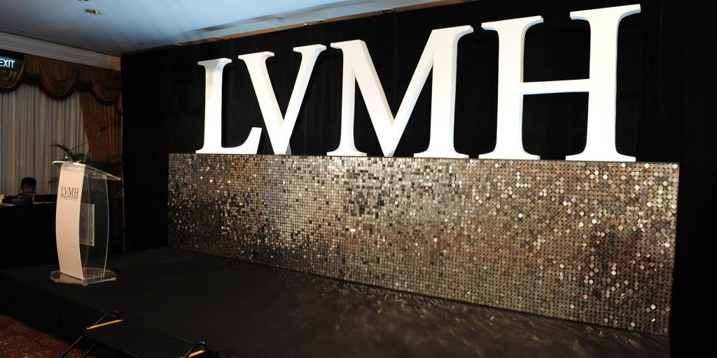 LVMH: &Beta;&omicron;&upsilon;&tau;&iota;ά 7,5% &gamma;&iota;&alpha; &tau;&eta; &mu;&epsilon;&tau;&omicron;&chi;ή &mu;&epsilon;&tau;ά &tau;&alpha; &alpha;&pi;&omicron;&gamma;&omicron;&eta;&tau;&epsilon;&upsilon;&tau;&iota;&kappa;ά &alpha;&pi;&omicron;&tau;&epsilon;&lambda;έ&sigma;&mu;&alpha;&tau;&alpha;