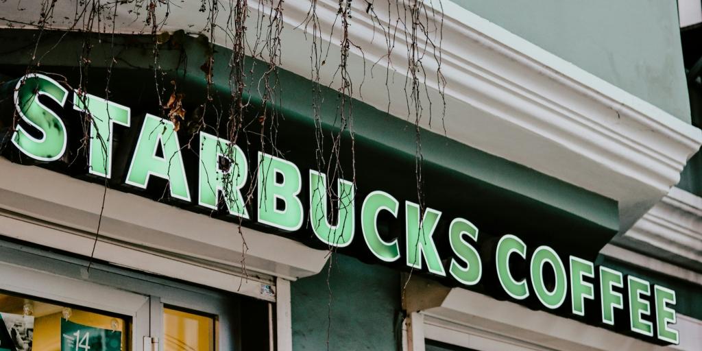 Starbucks: &Phi;έ&rho;&nu;&epsilon;&iota; &laquo;&kappa;&alpha;&rho;&pi;&omicron;ύ&sigmaf;&raquo; &tau;&omicron; &sigma;&chi;έ&delta;&iota;&omicron; &alpha;&nu;&alpha;&delta;&iota;ά&rho;&theta;&rho;&omega;&sigma;&eta;&sigmaf; &tau;&omicron;&upsilon; &Mu;&pi;&rho;ά&iota;&alpha;&nu; &Nu;ί&kappa;&omicron;&lambda; &ndash; Ά&lambda;&mu;&alpha; 9% &gamma;&iota;&alpha; &tau;&eta; &mu;&epsilon;&tau;&omicron;&chi;ή