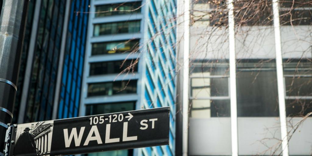 Wall Street: &Iota;&sigma;&tau;&omicron;&rho;&iota;&kappa;ό &omicron;&rho;ό&sigma;&eta;&mu;&omicron; &pi;&rho;&omicron; &tau;&omega;&nu; &pi;&upsilon;&lambda;ώ&nu;