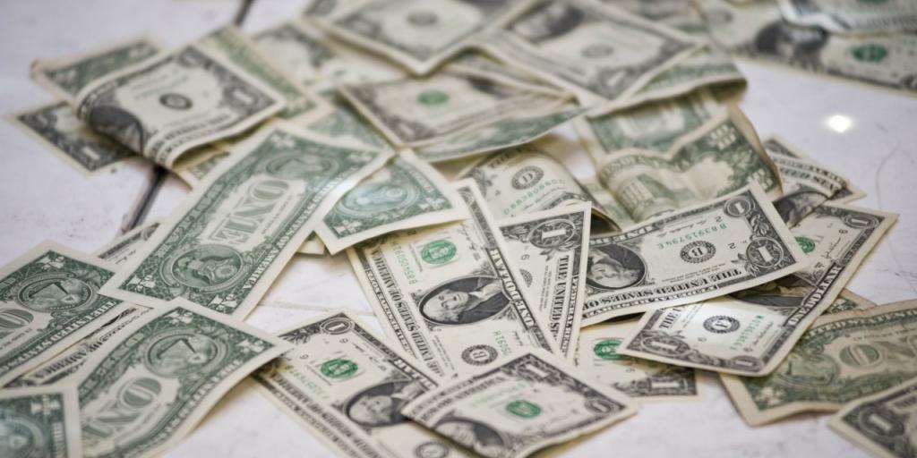 &Delta;&omicron;&lambda;ά&rho;&iota;&omicron;: &Xi;&alpha;&nu;ά &sigma;&epsilon; &pi;&tau;ώ&sigma;&eta; &mu;&epsilon; &phi;ό&nu;&tau;&omicron; &tau;&omicron; &laquo;debasement trade&raquo; - &Omicron;&iota; &alpha;&gamma;&omicron;&rho;έ&sigmaf; &alpha;&mu;&phi;&iota;&sigma;&beta;&eta;&tau;&omicron;ύ&nu; &tau;&eta; &gamma;&rho;&alpha;&mu;&mu;ή &Mu;&pi;έ&sigma;&epsilon;&nu;&tau;