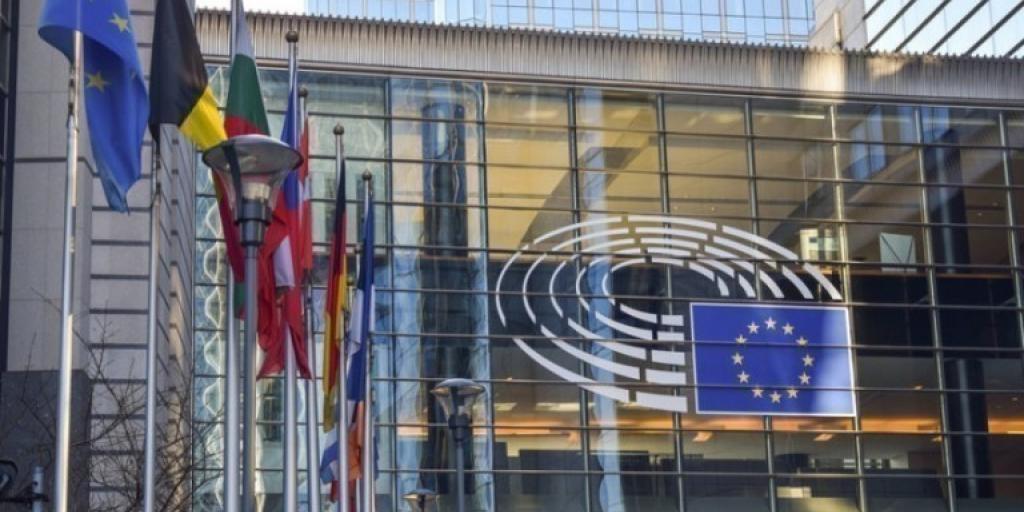 &Epsilon;&upsilon;&rho;&omega;&zeta;ώ&nu;&eta;: &Alpha;&nu;ά&pi;&tau;&upsilon;&xi;&eta; &sigma;&tau;&iota;&sigmaf; &mu;&epsilon;&gamma;&alpha;&lambda;ύ&tau;&epsilon;&rho;&epsilon;&sigmaf; &omicron;&iota;&kappa;&omicron;&nu;&omicron;&mu;ί&epsilon;&sigmaf; &pi;&alpha;&rho;ά &tau;&iota;&sigmaf; &epsilon;&mu;&pi;&omicron;&rho;&iota;&kappa;έ&sigmaf; &alpha;&nu;&alpha;&tau;&alpha;&rho;ά&xi;&epsilon;&iota;&sigmaf; &kappa;&alpha;&iota; &tau;&iota;&sigmaf; &pi;&iota;έ&sigma;&epsilon;&iota;&sigmaf; &Tau;&rho;&alpha;&mu;&pi;