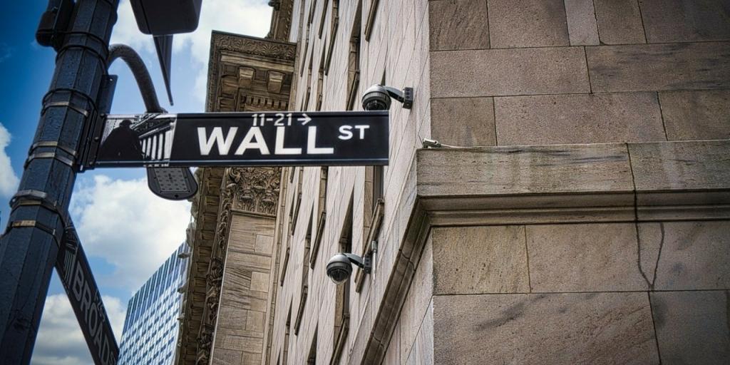 Wall Street: &Pi;&epsilon;&rho;&iota;&omicron;&rho;ί&zeta;&omicron;&nu;&tau;&alpha;&iota; &omicron;&iota; &alpha;&pi;ώ&lambda;&epsilon;&iota;&epsilon;&sigmaf; &mu;&epsilon;&tau;ά &tau;&eta;&nu; &epsilon;&pi;&iota;&lambda;&omicron;&gamma;ή &Gamma;&omicron;&upsilon;ό&rho;&sigmaf; &sigma;&tau;&omicron; &laquo;&tau;&iota;&mu;ό&nu;&iota;&raquo; &tau;&eta;&sigmaf; Fed