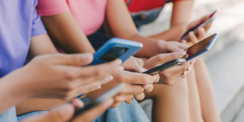 &Iota;&sigma;&pi;&alpha;&nu;ί&alpha;: &Alpha;&pi;&alpha;&gamma;ό&rho;&epsilon;&upsilon;&sigma;&eta; &tau;&omega;&nu; social media &sigma;&tau;&alpha; &pi;&alpha;&iota;&delta;&iota;ά &kappa;ά&tau;&omega; &tau;&omega;&nu; 16 &alpha;&nu;&alpha;&kappa;&omicron;ί&nu;&omega;&sigma;&epsilon; &omicron; &Sigma;ά&nu;&tau;&sigma;&epsilon;&theta;
