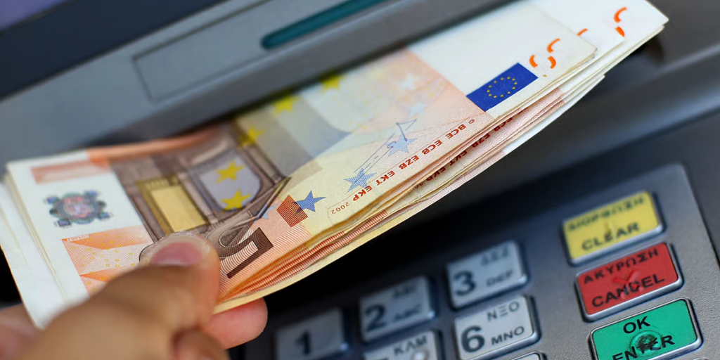 &Alpha;&nu;&alpha;&lambda;ή&psi;&epsilon;&iota;&sigmaf; &euro;2,5 &delta;&iota;&sigma;. &sigma;&epsilon; έ&xi;&iota; &mu;ή&nu;&epsilon;&sigmaf; &alpha;&pi;ό &kappa;&upsilon;&pi;&rho;&iota;&alpha;&kappa;ά ATMs &ndash; &Alpha;&nu;&epsilon;&beta;&alpha;ί&nu;&epsilon;&iota; &kappa;&alpha;&iota; &eta; &chi;&rho;ή&sigma;&eta; POS &gamma;&iota;&alpha; &mu;&epsilon;&tau;&rho;&eta;&tau;ά