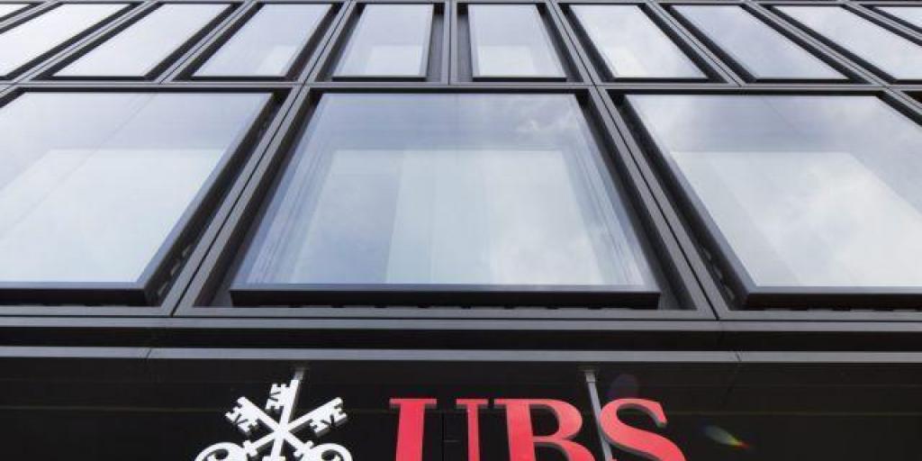 UBS: &Xi;&epsilon;&pi;&epsilon;&rho;&nu;ά &tau;&iota;&sigmaf; &pi;&rho;&omicron;&sigma;&delta;&omicron;&kappa;ί&epsilon;&sigmaf; &mu;&epsilon; &kappa;έ&rho;&delta;&eta; 1,2 &delta;&iota;&sigma;. &delta;&omicron;&lambda;ά&rho;&iota;&alpha; &tau;&omicron; &delta;΄ &tau;&rho;ί&mu;&eta;&nu;o