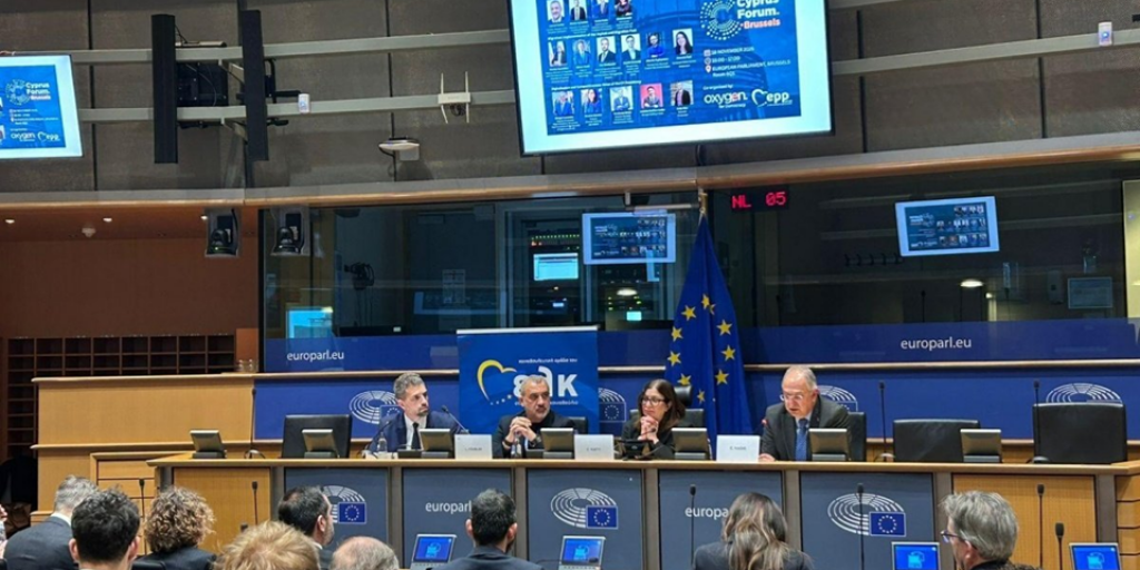 &Eta; &chi;&rho;&eta;&mu;&alpha;&tau;&omicron;&delta;ό&tau;&eta;&sigma;&eta; &alpha;&nu;&tau;&alpha;&gamma;&omega;&nu;&iota;&sigma;&tau;&iota;&kappa;ό&tau;&eta;&tau;&alpha;&sigmaf; &sigma;&epsilon; &pi;ά&nu;&epsilon;&lambda; &tau;&omicron;&upsilon; Cyprus Forum &sigma;&tau;&iota;&sigmaf; &Beta;&rho;&upsilon;&xi;έ&lambda;&lambda;&epsilon;&sigmaf;