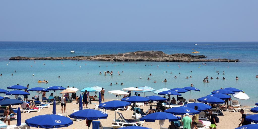 &Alpha;&nu;&epsilon;&beta;&alpha;ί&nu;&epsilon;&iota; &tau;&omicron; &pi;&lambda;&alpha;&phi;ό&nu; &gamma;&iota;&alpha; &kappa;&rho;&epsilon;&beta;&alpha;&tau;ά&kappa;&iota;&alpha; &kappa;&alpha;&iota; &omicron;&mu;&pi;&rho;έ&lambda;&epsilon;&sigmaf; &sigma;&tau;&iota;&sigmaf; &pi;&alpha;&rho;&alpha;&lambda;ί&epsilon;&sigmaf; &ndash; &Pi;&alpha;&rho;&epsilon;&lambda;&theta;ό&nu; &tau;&alpha; 2,5 &epsilon;&upsilon;&rho;ώ