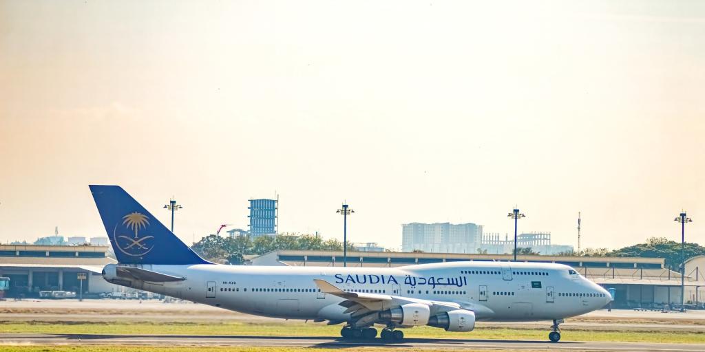 &Sigma;&alpha;&omicron;&upsilon;&delta;&iota;&kappa;ή &Alpha;&rho;&alpha;&beta;ί&alpha;: &Sigma;&epsilon; &sigma;&upsilon;&zeta;&eta;&tau;ή&sigma;&epsilon;&iota;&sigmaf; &mu;&epsilon; Boeing &kappa;&alpha;&iota; Airbus &gamma;&iota;&alpha; &tau;&eta;&nu; &mu;&epsilon;&gamma;&alpha;&lambda;ύ&tau;&epsilon;&rho;&eta; &pi;&alpha;&rho;&alpha;&gamma;&gamma;&epsilon;&lambda;ί&alpha; &alpha;&epsilon;&rho;&omicron;&sigma;&kappa;&alpha;&phi;ώ&nu; &sigma;&tau;&eta;&nu; &iota;&sigma;&tau;&omicron;&rho;ί&alpha; &tau;&eta;&sigmaf;