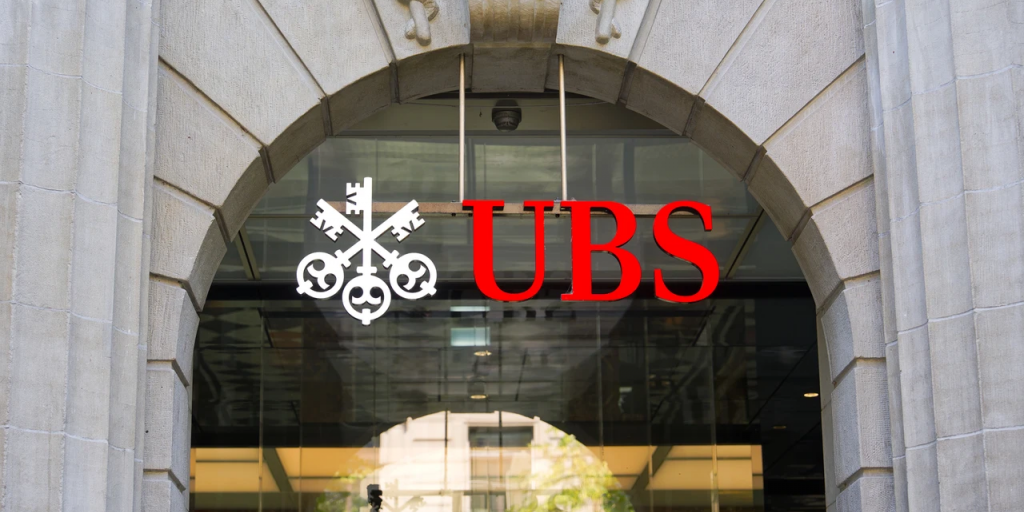 UBS: &Pi;&omicron;&iota;&epsilon;&sigmaf; &mu;&epsilon;&tau;&omicron;&chi;έ&sigmaf; &pi;&rho;&omicron;&tau;&iota;&mu;ά &mu;&epsilon;&tau;ά &tau;&eta;&nu; &alpha;&pi;ό&phi;&alpha;&sigma;&eta; &tau;&eta;&sigmaf; &Epsilon;&Kappa;&Tau;