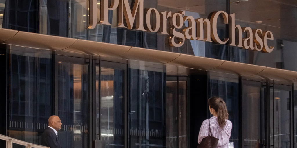 &Alpha;ύ&xi;&eta;&sigma;&eta; &mu;&pi;ό&nu;&omicron;&upsilon;&sigmaf; &sigma;&tau;&eta; Wall Street: &Omicron;&iota; &alpha;&mu;&epsilon;&rho;&iota;&kappa;&alpha;&nu;&iota;&kappa;έ&sigmaf; &tau;&rho;ά&pi;&epsilon;&zeta;&epsilon;&sigmaf; &alpha;&nu;&alpha;&gamma;&nu;&omega;&rho;ί&zeta;&omicron;&upsilon;&nu; &tau;&eta;&nu; &epsilon;&xi;&alpha;&iota;&rho;&epsilon;&tau;&iota;&kappa;ή &chi;&rho;&omicron;&nu;&iota;ά &sigma;&upsilon;&nu;&alpha;&lambda;&lambda;&alpha;&gamma;ώ&nu;