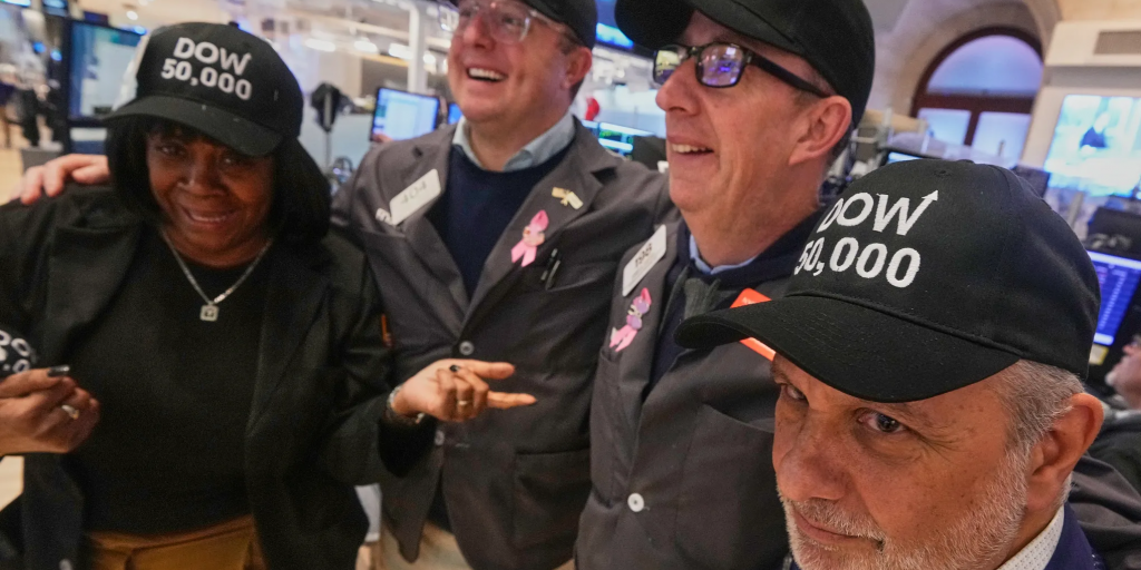 Wall Street: &Xi;ό&rho;&kappa;&iota;&sigma;&epsilon; &tau;&omicron; sell-off &mu;&epsilon; &iota;&sigma;&tau;&omicron;&rho;&iota;&kappa;ό &rho;&epsilon;&kappa;ό&rho; &gamma;&iota;&alpha; &tau;&omicron;&nu; Dow &pi;ά&nu;&omega; &alpha;&pi;ό &tau;&iota;&sigmaf; 50.000 &mu;&omicron;&nu;ά&delta;&epsilon;&sigmaf;