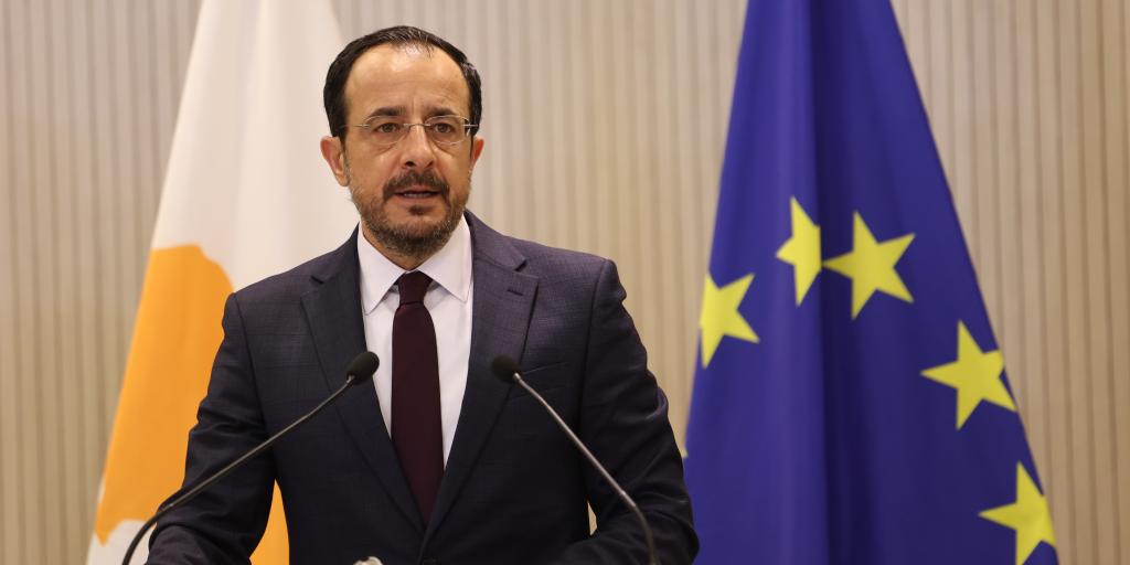 &Pi;&tau;&Delta; &gamma;&iota;&alpha; &alpha;&nu;&alpha;&beta;ά&theta;&mu;&iota;&sigma;&eta;: &laquo;&Sigma;&upsilon;&nu;&epsilon;&chi;ί&zeta;&omicron;&upsilon;&mu;&epsilon; &mu;&epsilon; &tau;&eta;&nu; ί&delta;&iota;&alpha; &upsilon;&pi;&epsilon;&upsilon;&theta;&upsilon;&nu;ό&tau;&eta;&tau;&alpha;&raquo;