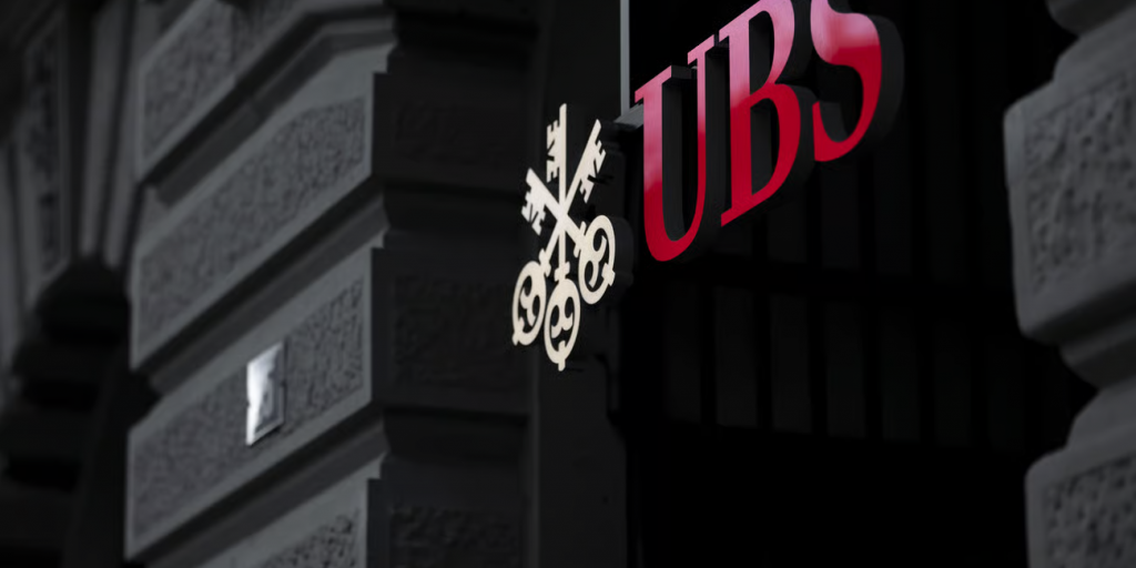 UBS: &Alpha;&nu;&epsilon;&beta;ά&zeta;&epsilon;&iota; &tau;&omicron;&nu; &pi;ή&chi;&eta; &gamma;&iota;&alpha; &tau;&eta;&nu; &alpha;&nu;ά&pi;&tau;&upsilon;&xi;&eta; &sigma;&tau;&eta;&nu; &epsilon;&upsilon;&rho;&omega;&zeta;ώ&nu;&eta;