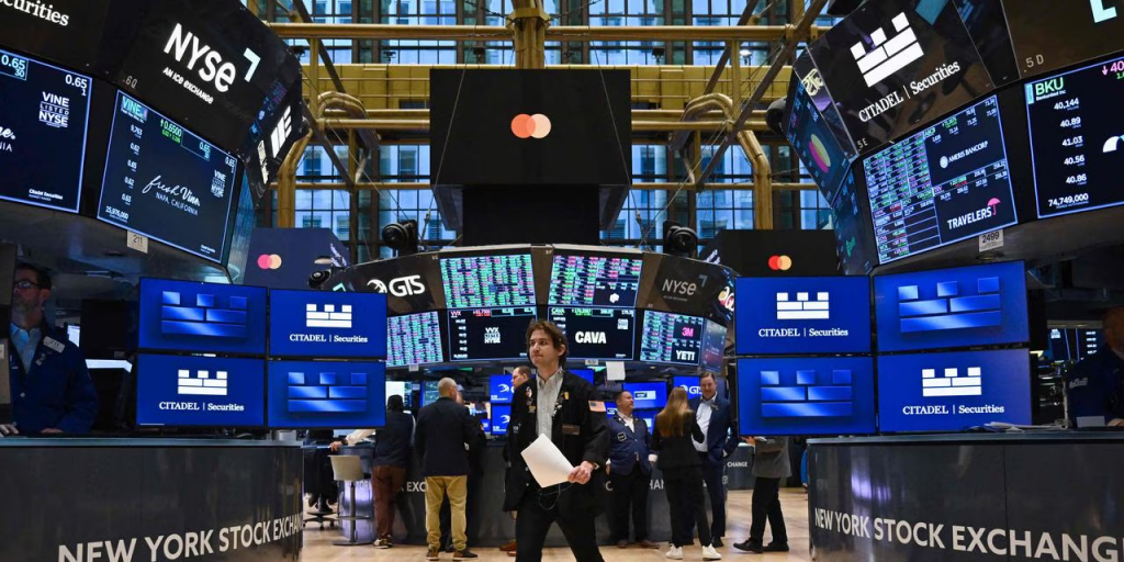 &Tau;&iota; &sigma;&eta;&mu;&alpha;ί&nu;&epsilon;&iota; &tau;&omicron; sell-off &sigma;&tau;&iota;&sigmaf; &mu;&epsilon;&tau;&omicron;&chi;έ&sigmaf; &tau;&epsilon;&chi;&nu;&omicron;&lambda;&omicron;&gamma;ί&alpha;&sigmaf; &kappa;&alpha;&iota; &eta; ά&nu;&omicron;&delta;&omicron;&sigmaf; &tau;&eta;&sigmaf; &tau;&iota;&mu;ή&sigmaf; &tau;&omicron;&upsilon; &pi;&epsilon;&tau;&rho;&epsilon;&lambda;&alpha;ί&omicron;&upsilon;