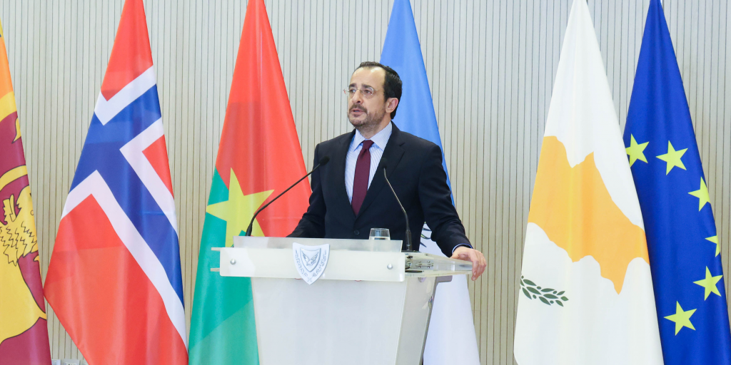 &Pi;&tau;&Delta;: &Sigma;&upsilon;&nu;ά&nu;&tau;&eta;&sigma;&eta; &mu;&epsilon; &tau;&eta;&nu; &Epsilon;&upsilon;&rho;&omega;&pi;&alpha;ϊ&kappa;ή &Epsilon;&pi;&iota;&tau;&rho;&omicron;&pi;ή &Pi;&epsilon;&rho;&iota;&phi;&epsilon;&rho;&epsilon;&iota;ώ&nu; &ndash; &Pi;&alpha;&rho;&omicron;&upsilon;&sigma;ί&alpha;&sigma;&epsilon; &tau;&iota;&sigmaf; &tau;&rho;&epsilon;&iota;&sigmaf; &pi;&rho;&omicron;&tau;&epsilon;&rho;&alpha;&iota;ό&tau;&eta;&tau;&epsilon;&sigmaf;