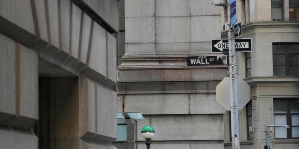 Wall Street: &Sigma;&upsilon;&gamma;&kappa;&rho;&alpha;&tau;&eta;&mu;έ&nu;&epsilon;&sigmaf; &kappa;&iota;&nu;ή&sigma;&epsilon;&iota;&sigmaf; &mu;&epsilon;&tau;ά &tau;&alpha; &rho;&epsilon;&kappa;ό&rho; - &Sigma;&tau;&omicron; &epsilon;&pi;ί&kappa;&epsilon;&nu;&tau;&rho;&omicron; &tau;&alpha; &sigma;&tau;&omicron;&iota;&chi;&epsilon;ί&alpha; &gamma;&iota;&alpha; &alpha;&pi;&alpha;&sigma;&chi;ό&lambda;&eta;&sigma;&eta; &kappa;&alpha;&iota; &pi;&lambda;&eta;&theta;&omega;&rho;&iota;&sigma;&mu;ό