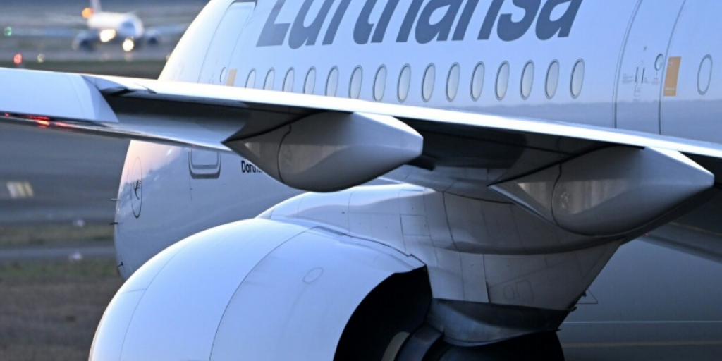 Lufthansa: &Pi;&rho;&omicron;&sigmaf; &alpha;&pi;&epsilon;&rho;&gamma;ί&alpha; &omicron;&iota; &pi;&iota;&lambda;ό&tau;&omicron;&iota; &kappa;&alpha;&iota; &tau;&alpha; &pi;&lambda;&eta;&rho;ώ&mu;&alpha;&tau;&alpha; &kappa;&alpha;&mu;&pi;ί&nu;&alpha;&sigmaf; &ndash; &Pi;&tau;ώ&sigma;&eta; έ&omega;&sigmaf; &kappa;&alpha;&iota; 4,5% &gamma;&iota;&alpha; &tau;&eta; &mu;&epsilon;&tau;&omicron;&chi;ή