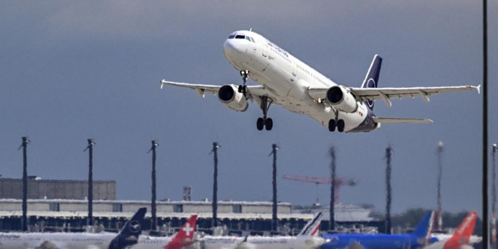Lufthansa: &Epsilon;&kappa;&alpha;&tau;&omicron;&nu;&tau;ά&delta;&epsilon;&sigmaf; &alpha;&kappa;&upsilon;&rho;ώ&sigma;&epsilon;&iota;&sigmaf; &pi;&tau;ή&sigma;&epsilon;&omega;&nu; &lambda;ό&gamma;&omega; 24&omega;&rho;&eta;&sigmaf; &alpha;&pi;&epsilon;&rho;&gamma;ί&alpha;&sigmaf; - &Sigma;&tau;&alpha; &euro;27 &epsilon;&kappa;&alpha;&tau;. &omicron;&iota; &alpha;&pi;ώ&lambda;&epsilon;&iota;&epsilon;&sigmaf;