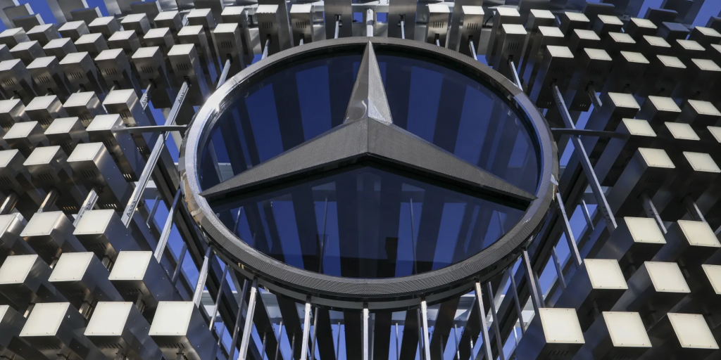 &Kappa;ί&nu;&alpha; &kappa;&alpha;&iota; &delta;&alpha;&sigma;&mu;&omicron;ί &pi;&iota;έ&zeta;&omicron;&upsilon;&nu; &tau;&eta; Mercedes: &Beta;&omicron;&upsilon;&tau;&iota;ά 5% &gamma;&iota;&alpha; &tau;&eta; &mu;&epsilon;&tau;&omicron;&chi;ή &mu;&epsilon;&tau;ά &tau;&eta;&nu; &pi;&tau;ώ&sigma;&eta; 57% &sigma;&tau;&alpha; &lambda;&epsilon;&iota;&tau;&omicron;&upsilon;&rho;&gamma;&iota;&kappa;ά &kappa;έ&rho;&delta;&eta;