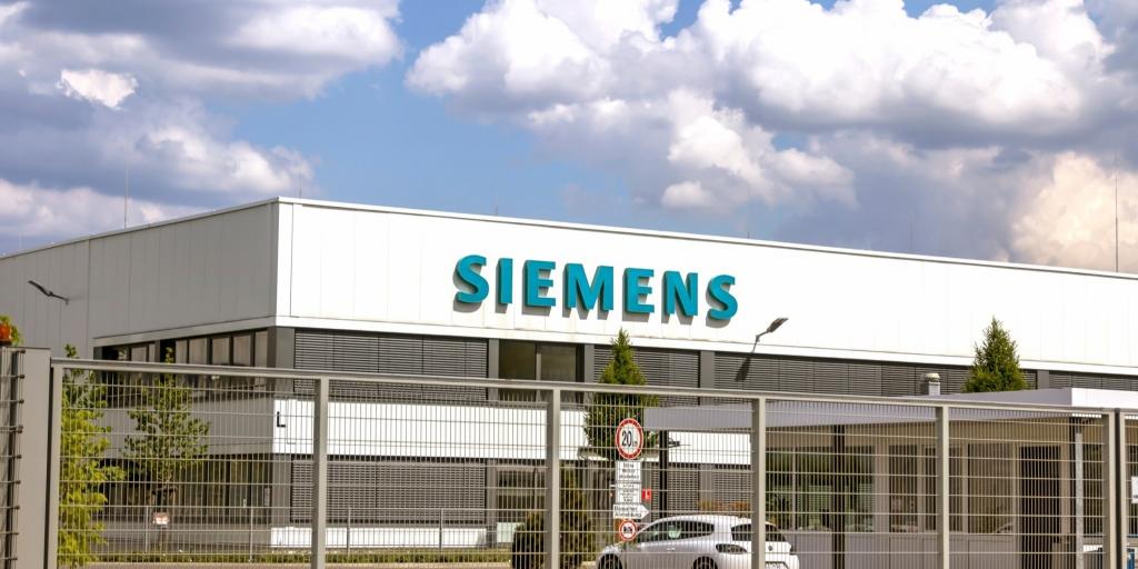 Siemens: &Alpha;&nu;&alpha;&beta;&alpha;&theta;&mu;ί&zeta;&epsilon;&iota; &tau;&iota;&sigmaf; &pi;&rho;&omicron;&omicron;&pi;&tau;&iota;&kappa;έ&sigmaf; &gamma;&iota;&alpha; &tau;&omicron; 2026 &mu;&epsilon; ώ&theta;&eta;&sigma;&eta; &alpha;&pi;ό data centers