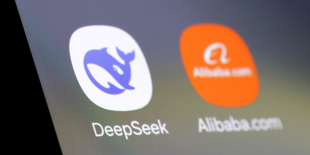 Alibaba vs DeepSeek: &Kappa;&lambda;&iota;&mu;&alpha;&kappa;ώ&nu;&epsilon;&tau;&alpha;&iota; &eta; &kappa;&omicron;ύ&rho;&sigma;&alpha; &gamma;&iota;&alpha; &tau;&eta;&nu; &kappa;&omicron;&rho;&upsilon;&phi;ή &tau;&eta;&sigmaf; &kappa;&iota;&nu;&epsilon;&zeta;&iota;&kappa;ή&sigmaf; AI