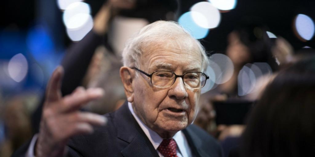 Berkshire Hathaway: &Eta; &epsilon;&tau;&alpha;&iota;&rho;&epsilon;ί&alpha; &tau;&omicron;&upsilon; &Gamma;&omicron;&upsilon;ό&rho;&epsilon;&nu; &Mu;&pi;ά&phi;&epsilon;&tau; &pi;&omicron;&upsilon;&lambda;ά&epsilon;&iota; Amazon &kappa;&alpha;&iota; &alpha;&gamma;&omicron;&rho;ά&zeta;&epsilon;&iota; New York Times