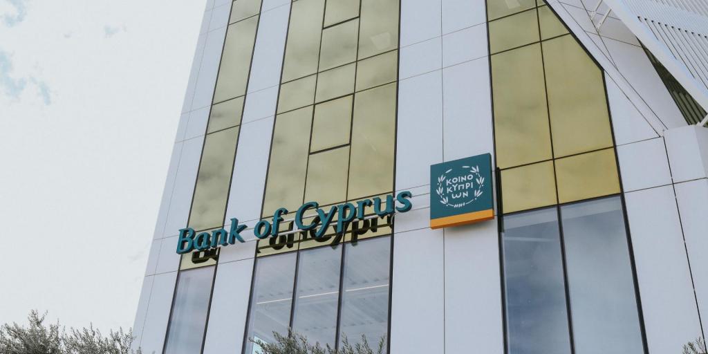 &Tau;&rho;ά&pi;&epsilon;&zeta;&alpha; &Kappa;ύ&pi;&rho;&omicron;&upsilon;: &Kappa;&lambda;&epsilon;ί&nu;&epsilon;&iota; &tau;&eta;&nu; &pi;ό&rho;&tau;&alpha; &gamma;&iota;&alpha; &laquo;&epsilon;&pi;&alpha;&nu;&alpha;&phi;&omicron;&rho;ά &delta;&alpha;&nu;&epsilon;ί&omega;&nu;&raquo;, &alpha;&nu;&omicron;&iota;&kappa;&tau;ό &tau;&omicron; &pi;&alpha;&rho;ά&theta;&upsilon;&rho;&omicron; &epsilon;&xi;&alpha;&gamma;&omicron;&rho;ώ&nu;