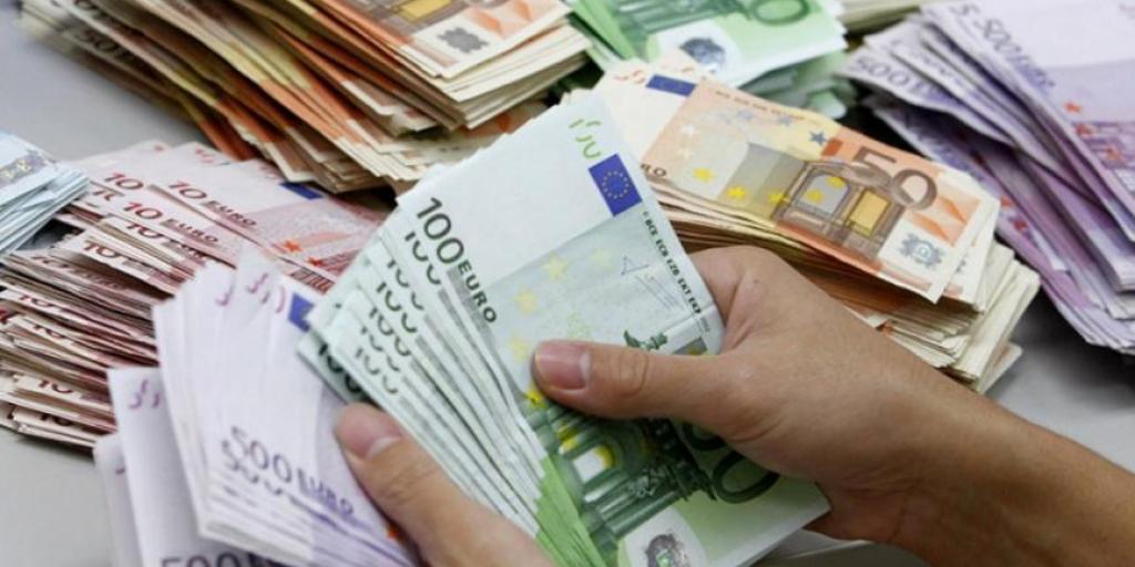 &Sigma;&tau;&alpha; &euro;11,4 &delta;&iota;&sigma;. &tau;&omicron; &gamma;&rsquo; &tau;&rho;ί&mu;&eta;&nu;&omicron; &tau;&alpha; &upsilon;&pi;ό &delta;&iota;&alpha;&chi;&epsilon;ί&rho;&iota;&sigma;&eta; &kappa;&epsilon;&phi;ά&lambda;&alpha;&iota;&alpha; &epsilon;&tau;&alpha;&iota;&rho;&epsilon;&iota;ώ&nu; &delta;&iota;&alpha;&chi;&epsilon;ί&rho;&iota;&sigma;&eta;&sigmaf; &kappa;&alpha;&iota; &Omicron;&Sigma;&Epsilon;