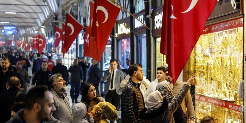 &Tau;&omicron;&upsilon;&rho;&kappa;ί&alpha;: &Mu;έ&tau;&rho;&alpha; &gamma;&iota;&alpha; &tau;&iota;&sigmaf; &tau;&iota;&mu;έ&sigmaf; &tau;&rho;&omicron;&phi;ί&mu;&omega;&nu; &epsilon;&nu;ό&psi;&epsilon;&iota; &Rho;&alpha;&mu;&alpha;&zeta;&alpha;&nu;&iota;&omicron;ύ