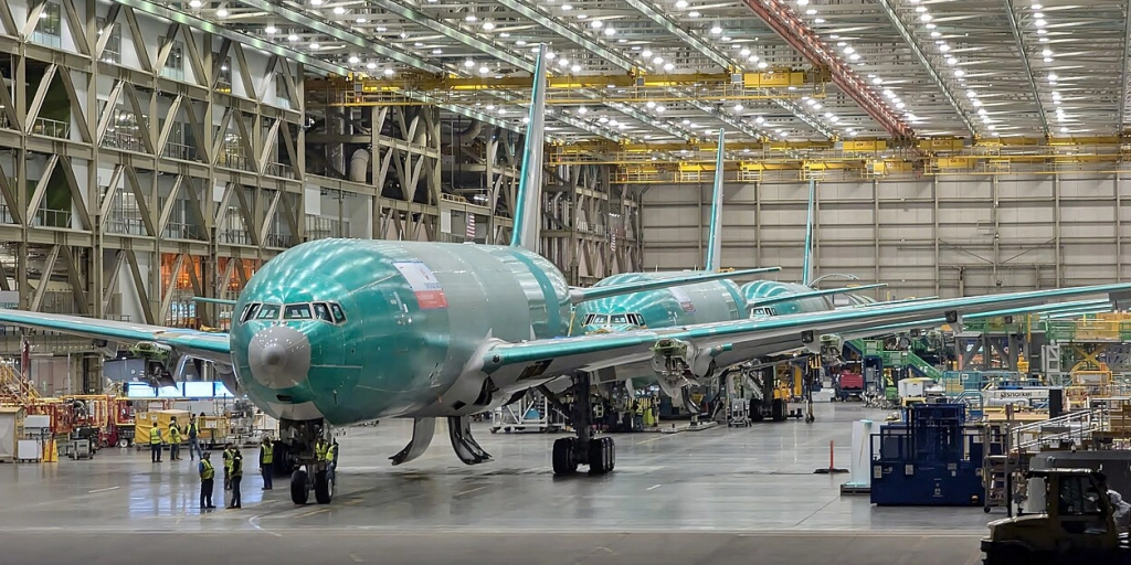 &Pi;&alpha;&rho;&alpha;&gamma;&gamma;&epsilon;&lambda;ί&epsilon;&sigmaf; 100 &alpha;&epsilon;&rho;&omicron;&sigma;&kappa;&alpha;&phi;ώ&nu; Boeing &alpha;&pi;ό &tau;&omicron; &Beta;&iota;&epsilon;&tau;&nu;ά&mu;