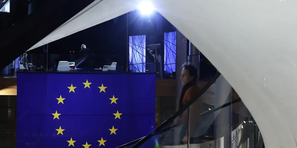 E&Epsilon;: &laquo;&Mu;&pi;&lambda;ό&kappa;&omicron;&raquo; &sigma;&tau;&eta;&nu; &Kappa;&omicron;&mu;&iota;&sigma;&iota;ό&nu; &alpha;&pi;ό 9 &kappa;&rho;ά&tau;&eta; &mu;έ&lambda;&eta; &gamma;&iota;&alpha; 2.500 &nu;έ&epsilon;&sigmaf; &pi;&rho;&omicron;&sigma;&lambda;ή&psi;&epsilon;&iota;&sigmaf; &delta;&iota;&omicron;&iota;&kappa;&eta;&tau;&iota;&kappa;&omicron;ύ &pi;&rho;&omicron;&sigma;&omega;&pi;&iota;&kappa;&omicron;ύ