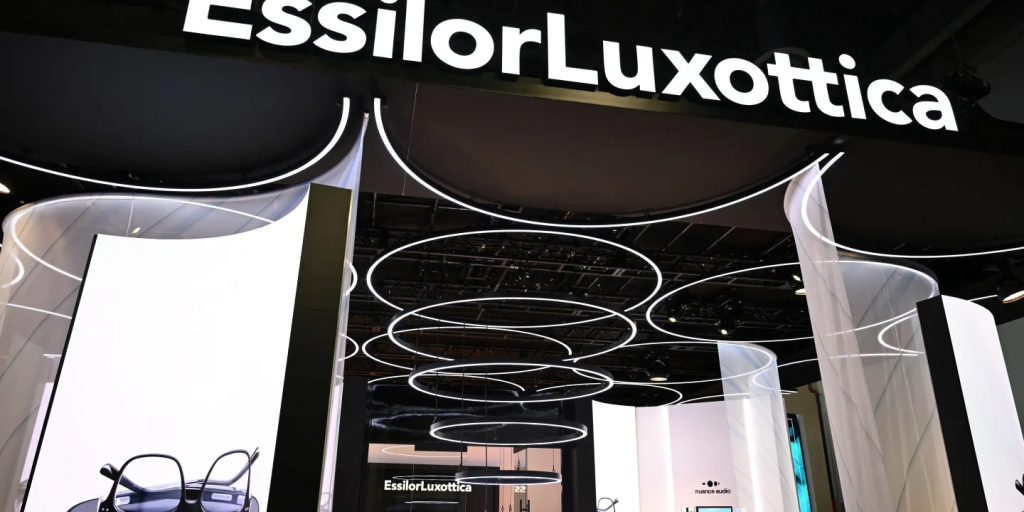 &Eta; &kappa;&omicron;ύ&rho;&sigma;&alpha; &tau;&omega;&nu; smart glasses &epsilon;&pi;&iota;&beta;&alpha;&rho;ύ&nu;&epsilon;&iota; &tau;&eta; &mu;&epsilon;&tau;&omicron;&chi;ή &tau;&eta;&sigmaf; EssilorLuxottica