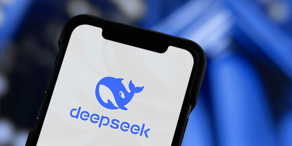 DeepSeek: &Phi;έ&rho;&epsilon;&tau;&alpha;&iota; &nu;&alpha; &epsilon;&kappa;&pi;&alpha;ί&delta;&epsilon;&upsilon;&sigma;&epsilon; &mu;&omicron;&nu;&tau;έ&lambda;&omicron; AI &mu;&epsilon; &tau;&omicron; &kappa;&omicron;&rho;&upsilon;&phi;&alpha;ί&omicron; chip &tau;&eta;&sigmaf; Nvidia &pi;&alpha;&rho;ά &tau;&omicron; &mu;&pi;&lambda;ό&kappa;&omicron; &tau;&omega;&nu; &Eta;&Pi;&Alpha;