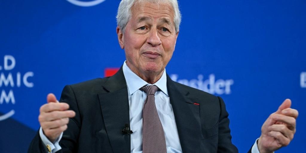 JPMorgan: &Omicron; &Tau;&zeta;έ&iota;&mu;&iota; &Nu;&tau;ά&iota;&mu;&omicron;&nu; &epsilon;&nu;&tau;ά&chi;&theta;&eta;&kappa;&epsilon; &mu;&epsilon; &delta;ό&lambda;&omicron; &sigma;&tau;&eta;&nu; &alpha;&gamma;&omega;&gamma;ή 5 &delta;&iota;&sigma;. &tau;&omicron;&upsilon; &Tau;&rho;&alpha;&mu;&pi;