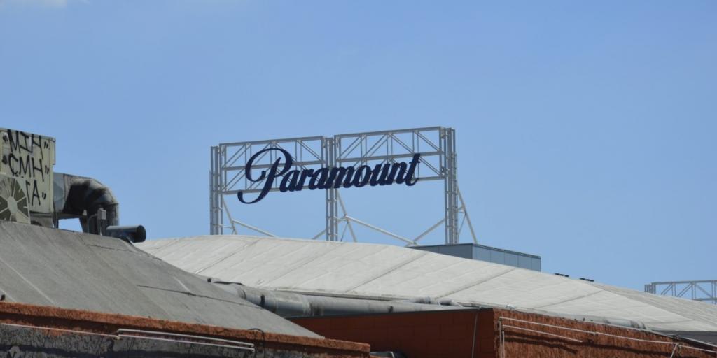 &Eta; Paramount &alpha;&nu;&epsilon;&beta;ά&zeta;&epsilon;&iota; &tau;&eta;&nu; &pi;&rho;&omicron;&sigma;&phi;&omicron;&rho;ά &gamma;&iota;&alpha; &tau;&eta;&nu; Warner Bros - &Nu;έ&alpha; &mu;ά&chi;&eta; &mu;&epsilon; &tau;&omicron; Netflix &gamma;&iota;&alpha; &tau;&omicron;&nu; έ&lambda;&epsilon;&gamma;&chi;&omicron; &tau;&omega;&nu; &iota;&sigma;&tau;&omicron;&rho;&iota;&kappa;ώ&nu; &sigma;&tau;&omicron;ύ&nu;&tau;&iota;&omicron;